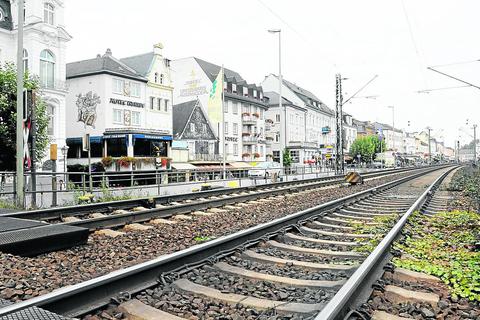 Wurde die Bahnlinie, so wie sie heute betrieben wird, je genehmigt? Dieser Frage geht die Stadt Rüdesheim nach. Archivfoto: Heinz Margielsky