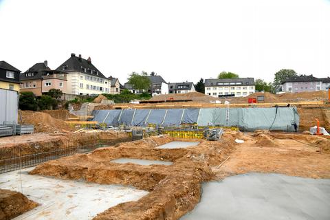 Baustelle ist das Gelände der Rüdesheimer Weinkellerei schon lange, jetzt wird im unteren Teil auch gearbeitet. Dort entsteht eine Senioreneinrichtung. Foto: DigiAtel/Heibel