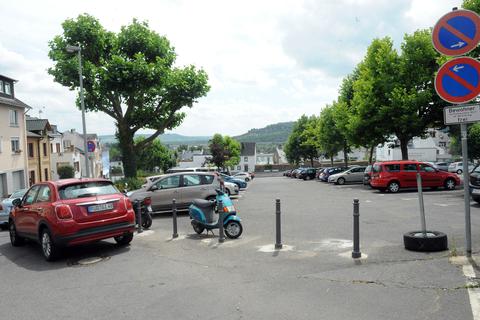 Um Besucherscharen in Corona-Zeiten vorzubeugen, sollen die Rüdesheimer ihre Autos auf den gebührenpflichtigen Parkplätzen abstellen - kostenfrei natürlich. Foto: RMB/ Heinz Margielsky