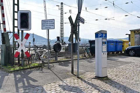 Am Zaun werden am Rüdesheimer Bahnhof die Fahrräder festgemacht. Fahrradständer gibt es nicht. Foto: DigiAtel/Heibel