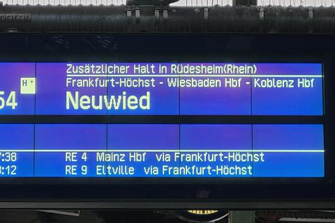 Auf der Anzeigentafel wird der übliche Stopp in Rüdesheim, der eigentlich wegen Bauarbeiten ausfallen sollte, als zusätzlicher Halt angekündigt.