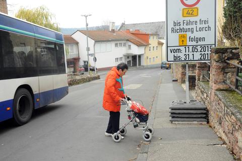 Ein Schild blockiert den Weg: Seit Jahren macht Cäcilia Neise auf Missstände in Rüdesheim aufmerksam. Archivfoto: RMB/Heinz Margielsky