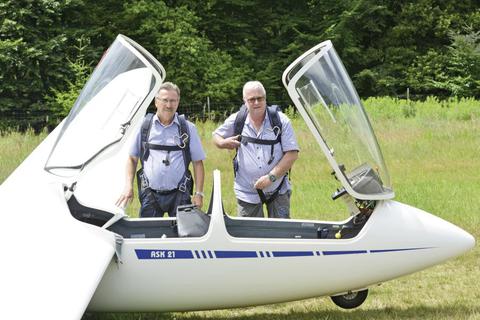 Vom Fliegen begeistert: Norbert Lorenz (links) und Elmar Müller, Vereinsvorsitzende.Foto: DigiAtel/Heibel  Foto: DigiAtel/Heibel