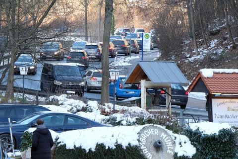 Schneetouristen unterwegs: Stau auf der Bundesstraße 260 bei der Wambacher Mühle. Foto: Martin Fromme