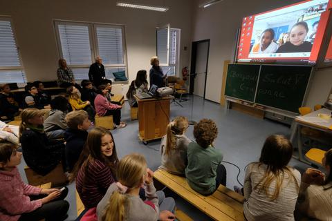 Bonjour aus Bärstadt – bei dem Videogespräch finden die deutschen und französischen Kinder Gemeinsamkeiten. © Martin Fromme