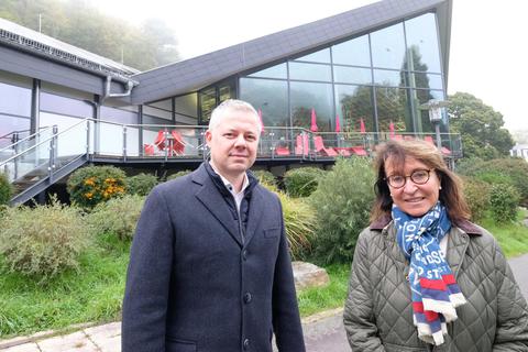 Ein Foto aus harmonischeren Zeiten: Bürgermeister Marco Eyring und die ehemalige Geschäftsführerin der Staatsbad Schlangenbad GmbH, Bärbel Storch, vor der Aeskulaptherme.