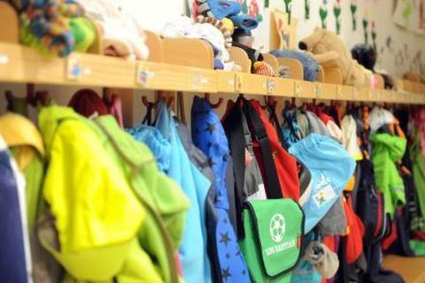 Gerade in Kindertagesstätten fällt der Personalmangel ins Gewicht, bekalgen die hessischen Kommunen.