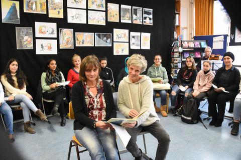 Claudia Kirchhoff und Ulrike Seeger (vorne v. li.) lesen den Schülern aus dem Buch „Irgendwie Anders“ vor. Foto: RMB/Wolfgang Kühner