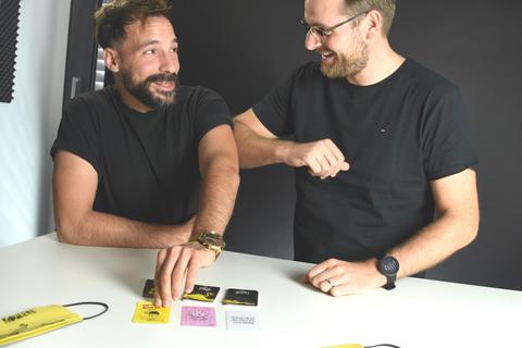 Philip Kadesch (links) und David Hillmer haben selbst Spaß an dem von ihnen entwickelten Spiel. Foto: Wolfgang Kühner