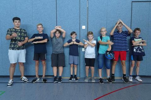 Taunussteiner Jugendschiedsrichter demonstrieren typische Handzeichen beim Floorball. Foto: Marion Bund