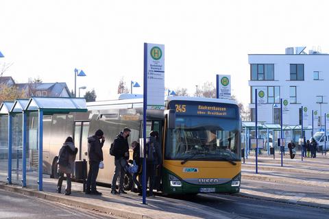 Ein Bus der Linie 245 (nach Rückershausen) hält am Zentralen Omnibusbahnhof (ZOB) in Hahn. An der Aartalschule hält er nicht mehr auf jeder Fahrt.