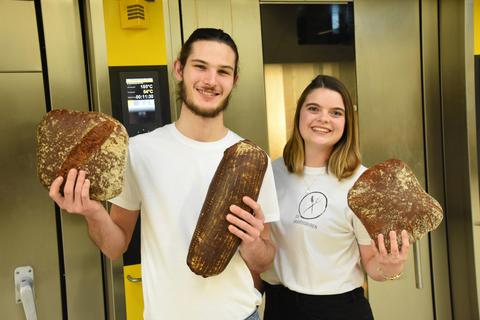 Adrian Huth und Selina Pluskal, die „Sauerteigbuben“, mit ihren Broten. Foto: Wolfgang Kühner