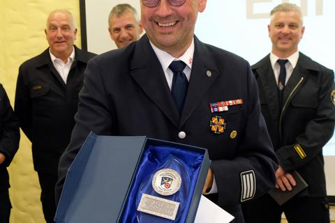Markus Kloßner (seit 1989 im Vorstand) mit dem Deutschen Feuerwehr-Ehrenkreuz in Gold – eine Auszeichnung, die nur maximal einmal pro Jahr im Kreisgebiet vergeben wird. Foto: Martin Fromme