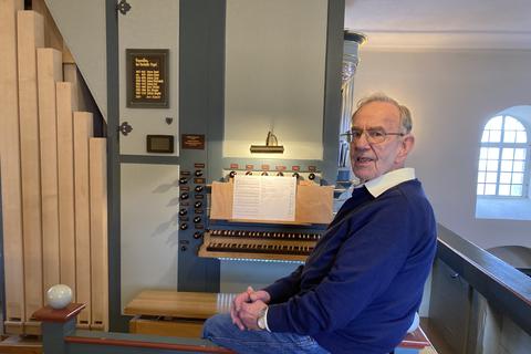 Karlheinz Friedrich vor der Orgel in der Neuhofer Kirche. Seinen Organistendienst hat er offiziell beendet, doch darauf spielen wird er weiterhin. 