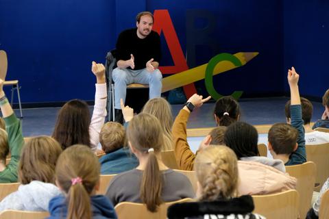 Beim Besuch von Kurier-Redakteur David Kost in der Bleidenstadter Regenbogenschule wollen die Kinder so einiges wissen.