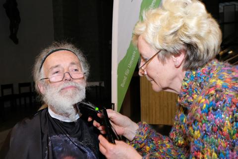 Karola Stauch rasiert Reiner Theis bei der Abschlussveranstaltung der Klimakonferenz den Bart ab. © Martin Fromme