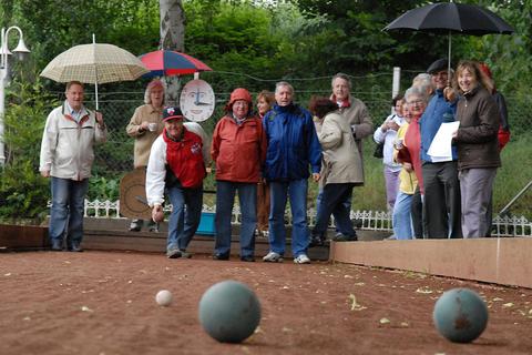 Die Gastgeber aus Taunusstein und ihre Gäste aus Herblay trafen sich im Jahr 2007 auf der Anlage in Hahn zum Boule-Wettkampf. Archivfoto: Wolfgang Kühner