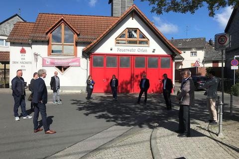 Ortstermin mit Corona-Abstand: Das Feuerwehrgerätehaus und seine Umgebung sollen nach den Plänen des Vereins „Lebendiges Orlen“ in Zusammenarbeit mit der Stadt zu einem neuen Dorfmittelpunkt werden. Fotos: Wolfgang Kühner