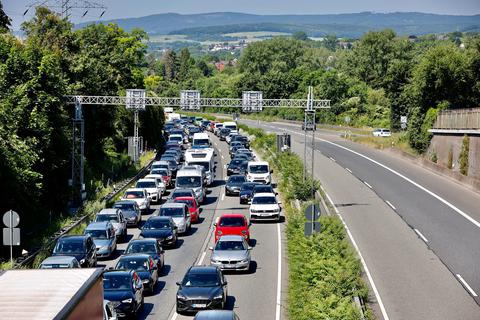 Die Sperrung der Salzbachtalbrücke führt zu erheblichen Verkehrsbehinderungen. Foto: Sascha Kopp