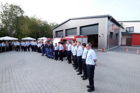 Die Einsatzabteilungen aus Hambach und Orlen mit der Jugendfeuerwehr vor dem neuen Feuerwehrgerätehaus in Orlen. Foto: Martin Fromme