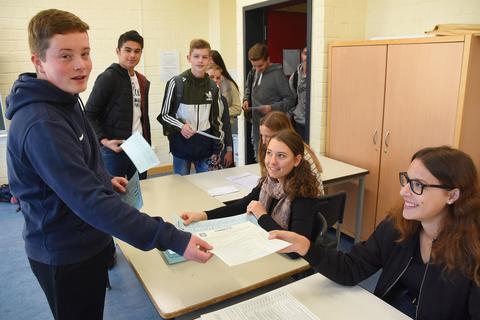 Bei der Juniorwahl an der Integrierten Gesamtschule Obere Aar in Hahn geht es wie bei einer tatsächlichen Wahl zu. Foto: RMB/Wolfgang Kühner