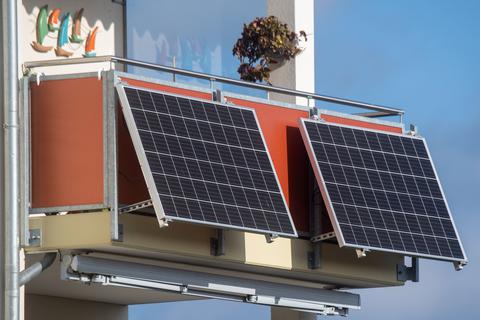 ARCHIV - Solarmodule für ein sogenanntes Balkonkraftwerk hängen an einem Balkon. Foto: Stefan Sauer/dpa