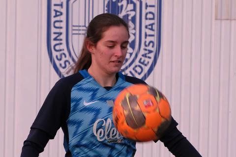 Lia Anders, Fußballerin beim TSV Bleidenstadt, jongliert einen Fußball auf ihrem Knie.