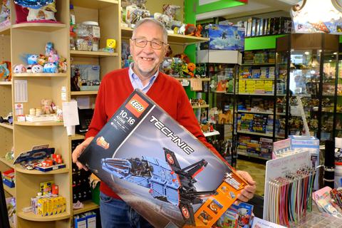"Lego geht immer": Bernd Schauss kennt die Wünsche seiner Kunden sehr genau. Foto: Martin Fromme