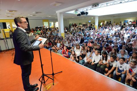 „Das ist sicherlich ein besonderer Tag, weil sich neue Türen auf eurem Bildungsweg öffnen“, sagt der Schulleiter Matthias Gotthardt als er die neuen Schüler begrüßt. Martin Fromme