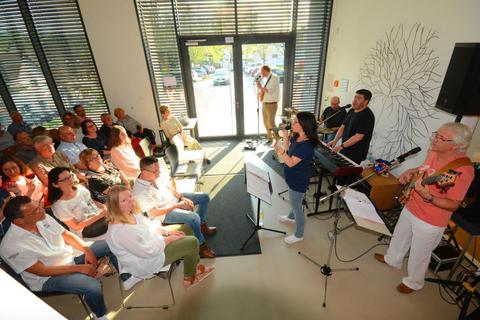 Bei ihrem Konzert im Foyer des Kunsthauses bietet die Band Chilli Jam Songs aus vielen verschiedenen Stilrichtungen. Foto: RMB/Wolfgang Kühner  Foto: RMB/Wolfgang Kühner