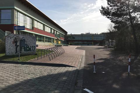Das Gymnasium in Taunusstein hat zwei Corona-Fälle zu beklagen. Archivfoto: Sascha Kircher