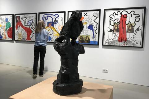 Auch die zehnteilige Bilderserie „Apocalypse“ von Keith Haring und eine Plastik von Jean Yves Klein sind derzeit im Kunsthaus Taunusstein zu sehen.Foto: Mathias Gubo  Foto: Mathias Gubo