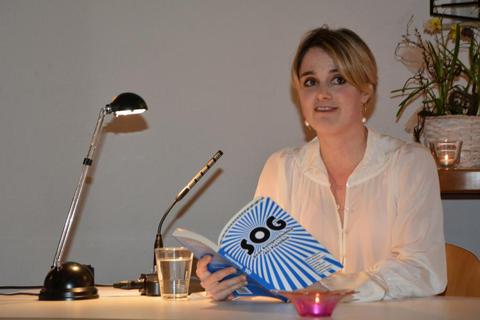 Annika Kemmeter bringt ihre Zuhörer im Bermbacher Gemeindehaus des Öferen zum Schmunzeln.Foto: Stefan Gärth  Foto: Stefan Gärth