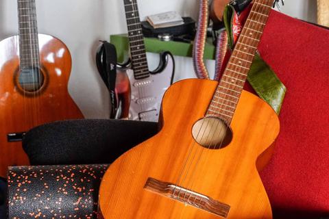 Die alte Wandergitarre hat neue Saiten bekommen. Nylon statt Stahl ist das Material, das dem "Oldie" gut tut.