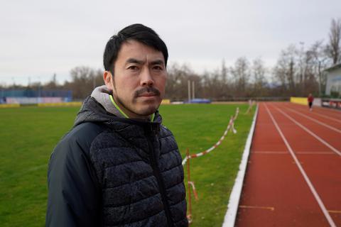 Takashi Yamashita ist Vereinsvorsitzender und Trainer des FC Basara und Trainer der Schott-Frauen.