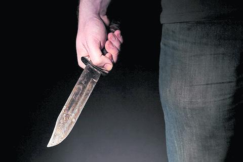 Das Symbolbild zeigt einen Mann mit einem Messer in der Hand.