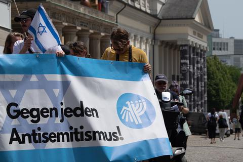 Ein Plakat mit der Aufschrift „Gegen jeden Antisemitismus!“ ist bei einer Demo gegen antisemitische Tendenzen der documenta vor dem Museum Fridericianum zu sehen.  Foto: dpa