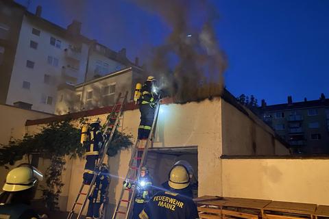 In der Nacht zum Pfingstmontag war die Mainzer Feuerwehr wegen vier Paralleleinsätzen viel beschäftigt.  Foto: Feuerwehr Mainz