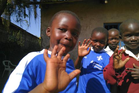 Die Kinder im Mayatta Slum von Kisumu freuen sich über die Trikots des SV Darmstadt 98. Foto: Trabert