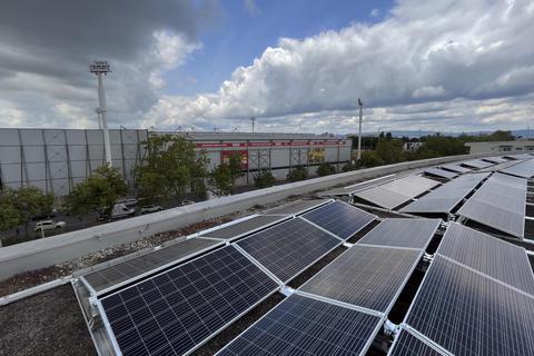 Strom aus Sonnenenergie: Künftig sollen Photovoltaik-Anlagen verstärkt auf bestehenden Gebäuden, aber auch bei künftigen Neubauten der Stadt oder der Wohnbau installiert werden. Der Anfang ist jetzt auf dem Dach der Wohnbau gemacht. Tim Würz