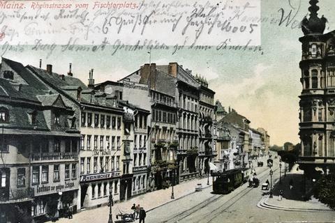 Die Rheinstraße Ecke Fischtorstraße um 1900 mit Dampfbahn. Foto: Sammlung Bermeitinger 