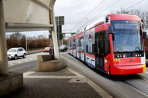 So könnte es aussehen, wenn eine City-Bahn in Kastel am Hochkreisel in Richtung Mainz fährt. Fotomontage: VRM/sbi, hbz/Jörg Henkel