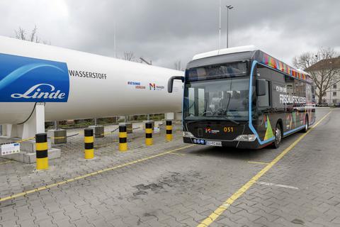 Die Wasserstofftankstelle wurde in Wiesbaden Anfang 2020 in Betrieb genommen. Gemeinsam mit Mainz startete die Eswe das Projekt Wasserstoffbus.