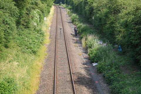 An einer Bahnstrecke nahe Wiesbaden-Erbenheim wurde die Leiche am Mittwochnachmittag im Gebüsch gefunden.  Foto: 