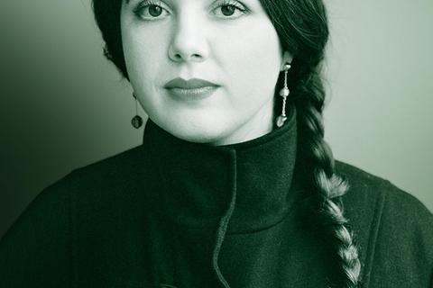 „Wenn die Kanonen sprechen, schweigen die Musen“: Marjana Gaponenko stammt aus Odessa, wo sie Verwandte und Bekannte hat, mit denen sie täglich Infos austauscht. Seit 2009 lebt sie mit ihrem Mann in Mainz. Foto: Mathias Bothor