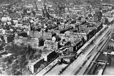 Das Lauterenviertel um 1930. Links unten das Lazarett, oben links die Holztorschule, im Rhein schwimmen Badeanstalten. Foto: Sammlung Michael Bermeitinger 