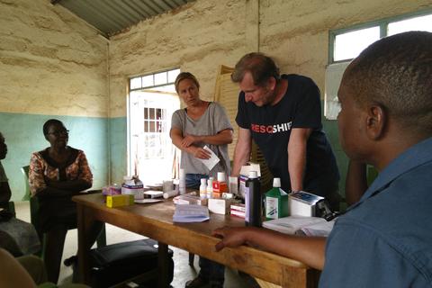 Heidi Jelic und Gerhard Trabert bei der Schulung der Medical Health-Worker in Kisumu. Foto: Trabert