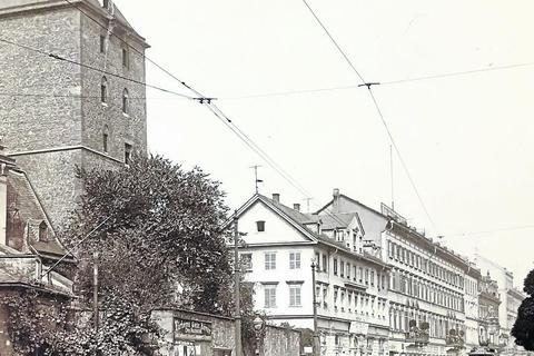 Eisenturm 1910. Die Rheinstraße ist geschlossen bebaut, dort wo das erste Haus steht, mündet heute die Quintinsstraße ein. Daneben der Rheinische Hof, weiter hinten – mit Dachaufbau – der Hof von Holland Foto: Slg. Bermeitinger