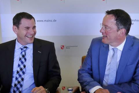 Der Mainzer OB Michael Ebling (r.) und sein Wiesbadener Gegenüber Sven Gerich beim Redaktionsgespräch. Foto:Sascha Kopp