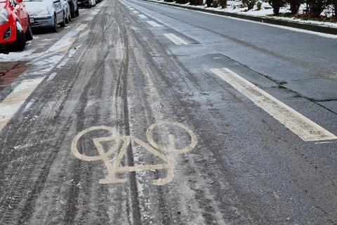 Nach starkem Schneefall im Januar beschwerten sich so einige Mainzer über nicht befahrbare Radwege und -Schutzstreifen – denn nicht nur an der Unteren Zahlbacher Straße mussten Fahrradfahrende mit verschneiten Strecken vorliebnehmen.
